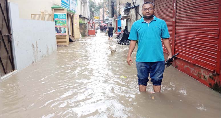 রাতভর বৃষ্টিতে চট্টগ্রামে জলাবদ্ধতা, পাহাড়ধসের আশংকা