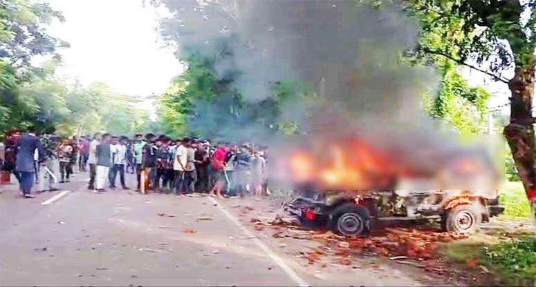 গোপালগঞ্জে সেনাবাহিনীর গাড়িতে অগ্নিসংযোগ, আহত ১৫