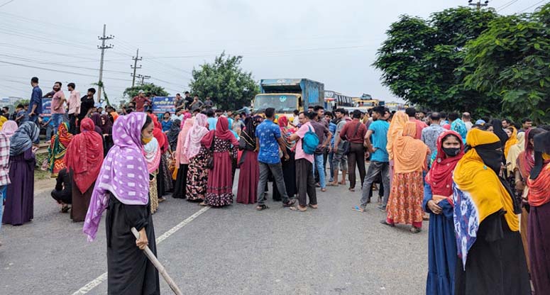 বকেয়া বেতন দাবিতে ময়মনসিংহে মহাসড়ক অবরোধ