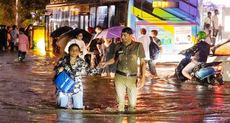 বৃষ্টিতে বিপর্যস্ত দিল্লিতে রেড অ্যালার্ট জারি