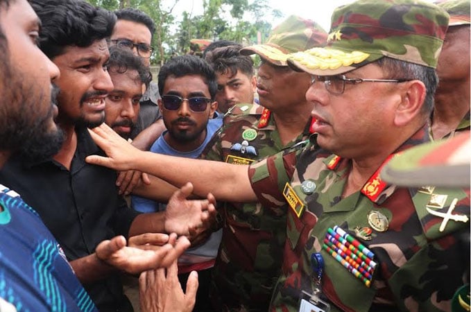 ছাগলনাইয়ায় বন্যাকবলিত এলাকা পরিদর্শন করেছেন সেনাবাহিনী প্রধান