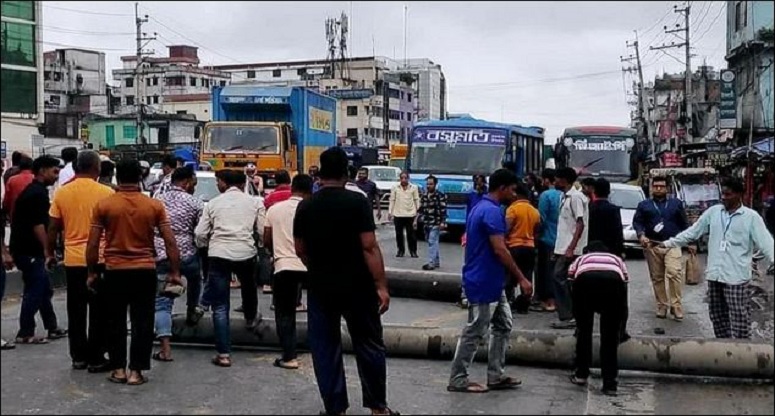 বকেয়া বেতনের দাবিতে গাজীপুরে ঢাকা-ময়মনসিংহ মহাসড়ক অবরোধ