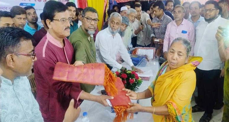 মিরসরাইয়ে দুর্গাপূজায় দুস্থ হিন্দু পরিবারের মাঝে বিএনপি নেতাদের উপহার