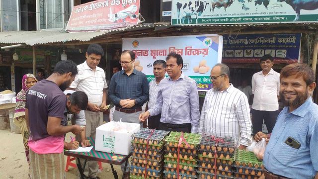 আনোয়ারায় সরকার নির্ধারিত দামে ডিম বিক্রি করছে প্রাণিসম্পদ দপ্তর