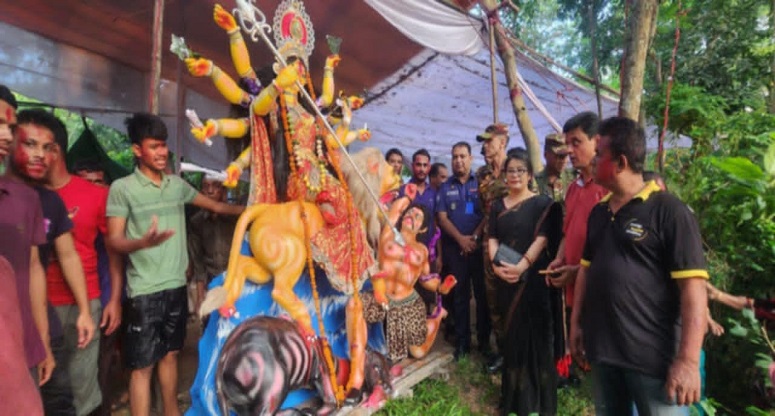 বোয়ালখালীতে মণ্ডপে মণ্ডপে চোখের জলে প্রতিমা বিসর্জন