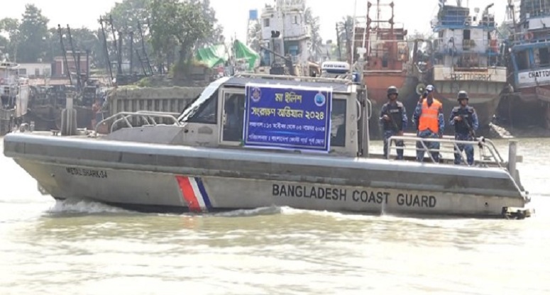 বাংলাদেশ কোস্ট গার্ড কাজ করছে মা ইলিশ রক্ষার জন্য