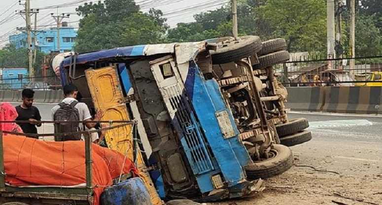 ঢাকা-চট্টগ্রাম মহাসড়কে যাত্রীবাহী বাস উল্টে আহত ১৫