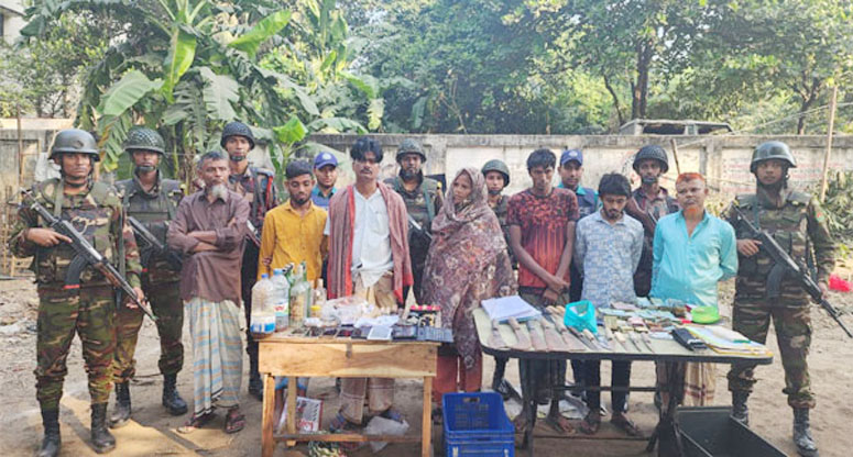 চট্টগ্রামে সেনাবাহিনীর হাতে পাঁচ দুষ্কৃতিকারী গ্রেপ্তার