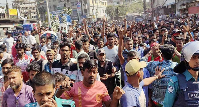 সড়ক অবরোধ করে ব্যাটারিচালিত রিকশাচালকদের বিক্ষোভ