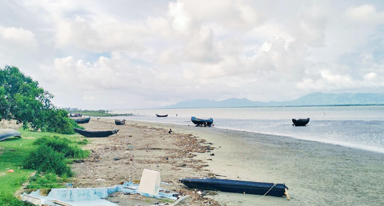 রাখাইনের বোমার শব্দে কাঁপছে টেকনাফ সীমান্ত