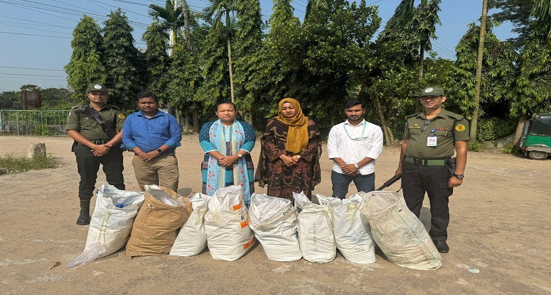 কর্ণফুলীতে নিষিদ্ধ পলিথিন জব্দ, তিন ব্যবসায়ীকে অর্থদণ্ড