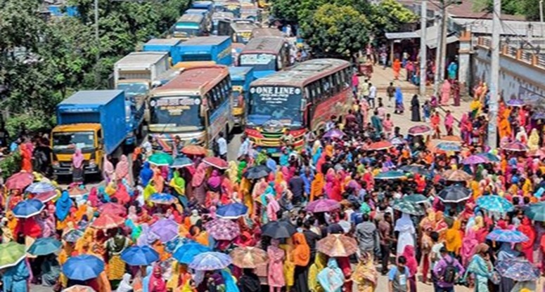 গাজীপুরে মহাসড়ক অবরোধ করেছে পোশাক শ্রমিকরা