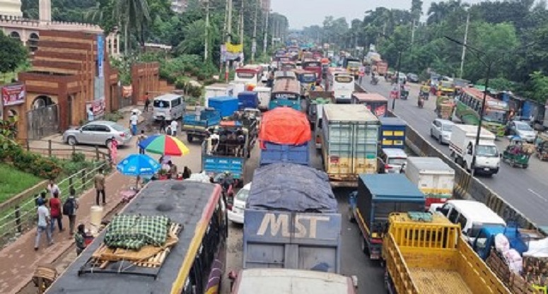 আশুলিয়ায় শ্রমিকদের মহাসড়ক অবরোধ