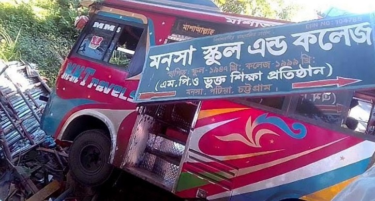 পটিয়ায় বাস খালে পড়ে নিহত ২