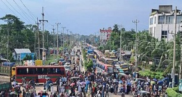 বেতন না দিয়ে কারখানা ছুটি, ঢাকা-ময়মনসিংহ মহাসড়ক অবরোধ