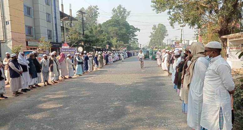 ইজতেমায় মুসল্লীদের উপর হামলার প্রতিবাদে আনোয়ারায় মানববন্ধন