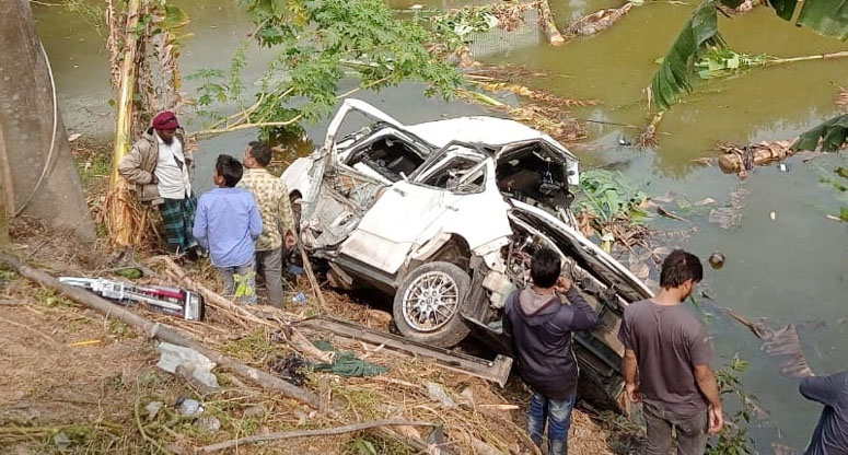 ফরিদপুরে ট্রেনের ধাক্কায় মাইক্রোবাস পুকুরে, নিহত ৫