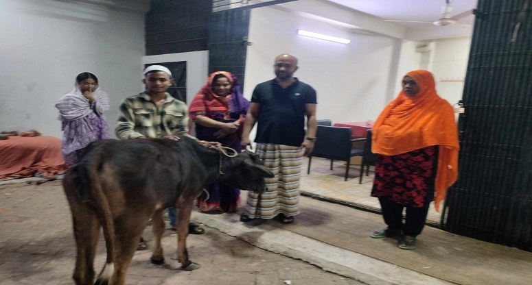 আগুনে গরু পুড়ে নিঃস্ব মহিলাকে বাচুর দিলেন সমাজকর্মী হাসান উদ্দীন