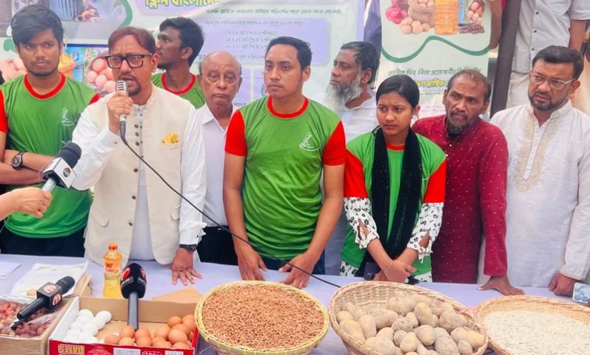 চট্টগ্রামে প্লাস্টিক-পলিথিনের বিনিময়ে ছোলা-পেঁয়াজ, খেজুর-ডিম