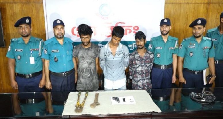চট্টগ্রামে বাথরুম থেকে বিদেশি পিস্তল উদ্ধার