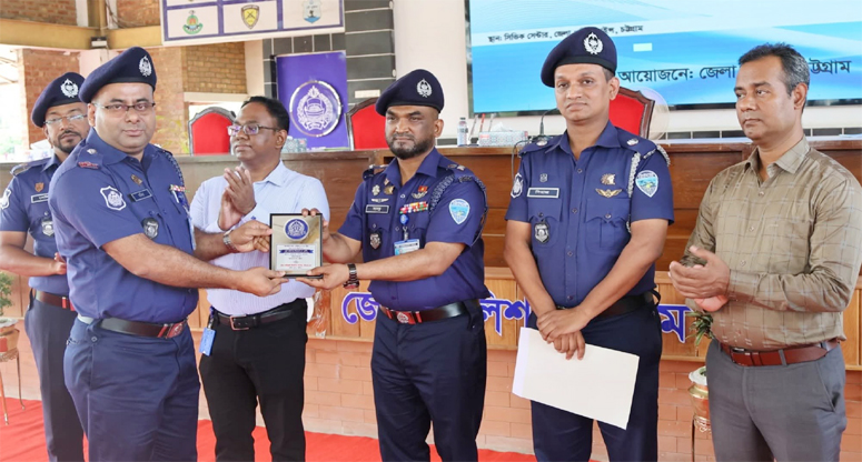 চট্টগ্রাম জেলার শ্রেষ্ঠ ওসি আনোয়ারা থানার মনির হোসেন