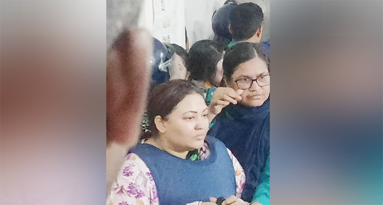 তীব্র উত্তেজনায় আদালতে রোষানলে পড়েন মমতাজ