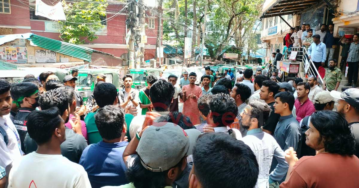 আদালত প্রাঙ্গণে চিন্ময়ের ফাঁসি চেয়ে ছাত্র-জনতার বিক্ষোভ