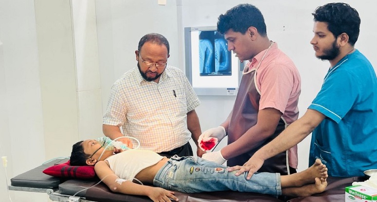 চট্টগ্রামে ট্রেনের সঙ্গে ছবি তুলতে গিয়ে বাবা-ছেলে আহত
