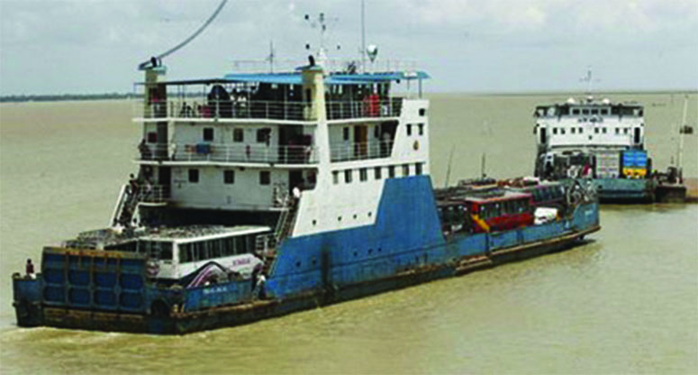 ৪৬ ঘণ্টা বন্ধ থাকার পর দৌলতদিয়া-পাটুরিয়া লঞ্চ চলাচল শুরু