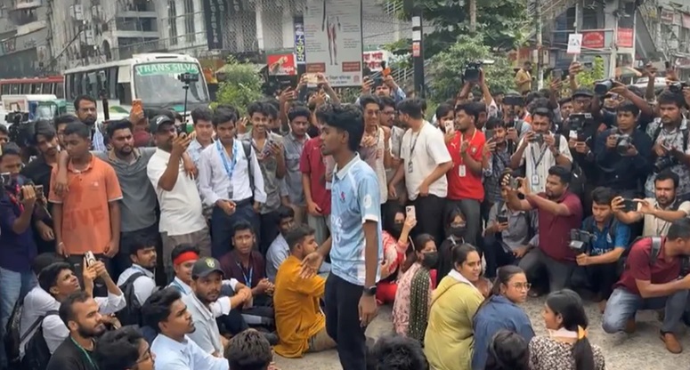 শিক্ষামন্ত্রীর পদত্যাগের দাবিতে রাজধানীতে সড়ক অবরোধ করে বিক্ষোভ