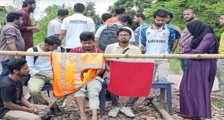রাজশাহীতে রেলপথ অবরোধে ট্রেন চলাচল বন্ধ